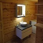 Cozy Centrally Located In Ховден